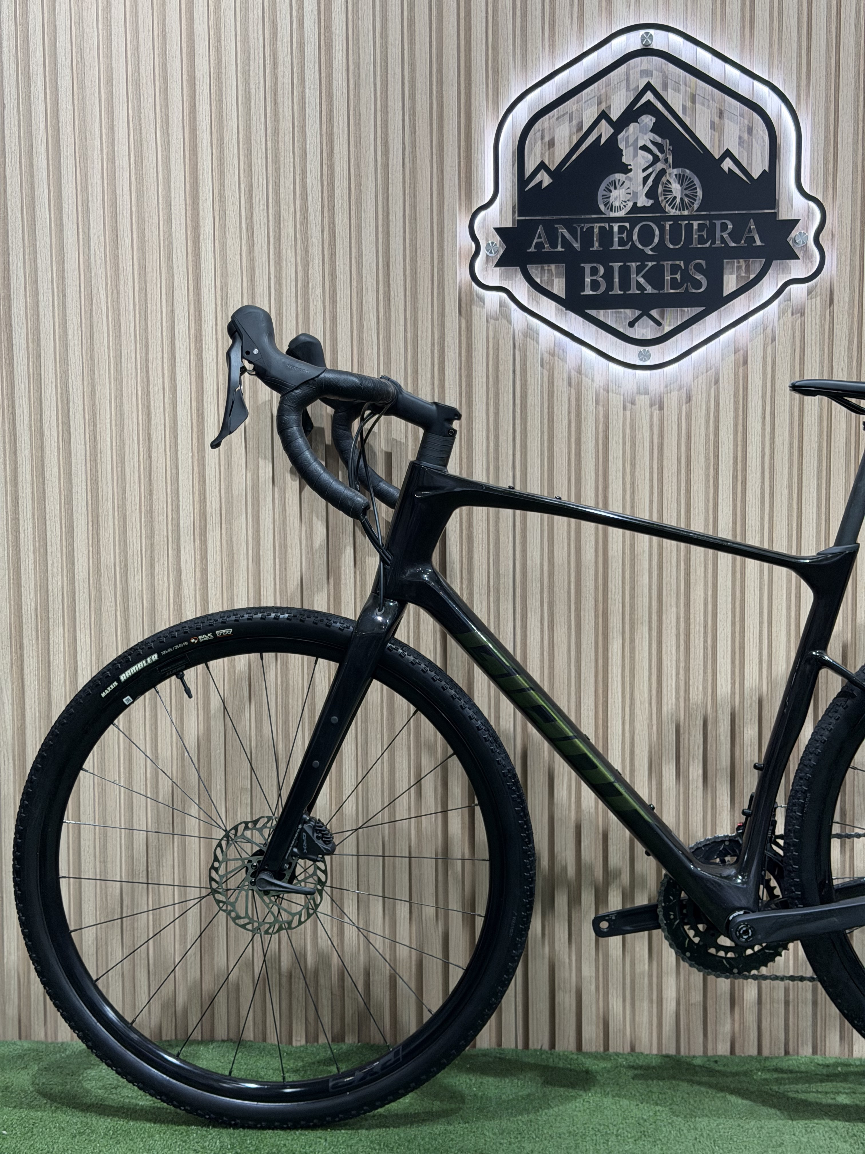 GIANT REVOLT ADVANCED CARBONO